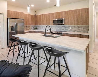 10473 Nw 82nd Street - Photo Thumbnail 6