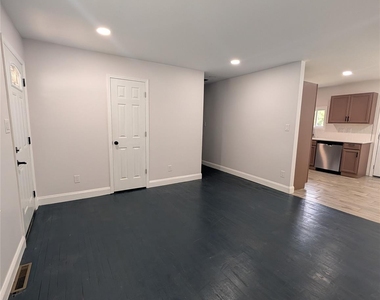 2800 Dalecrest Drive - Photo Thumbnail 6