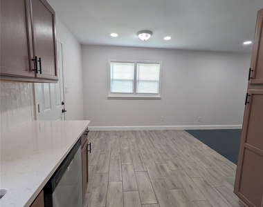 2800 Dalecrest Drive - Photo Thumbnail 4
