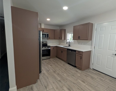2800 Dalecrest Drive - Photo Thumbnail 2
