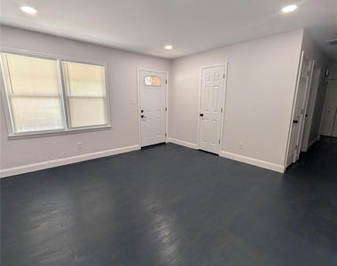 2800 Dalecrest Drive - Photo Thumbnail 3
