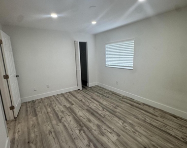 3610 N 56th Avenue - Photo Thumbnail 6