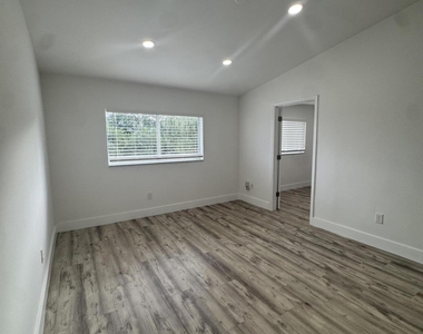 3610 N 56th Avenue - Photo Thumbnail 8