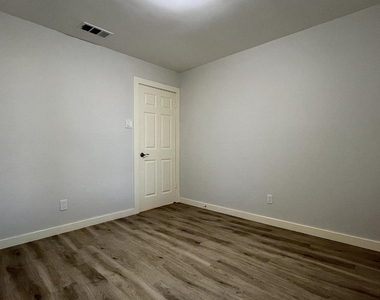 130 Hunters Glen Drive - Photo Thumbnail 12