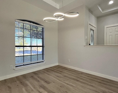 130 Hunters Glen Drive - Photo Thumbnail 8