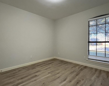 130 Hunters Glen Drive - Photo Thumbnail 14