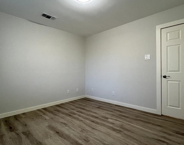 130 Hunters Glen Drive - Photo Thumbnail 9