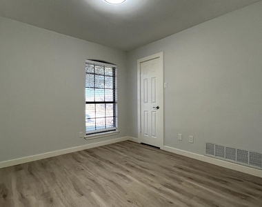 130 Hunters Glen Drive - Photo Thumbnail 13