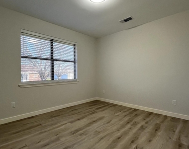 130 Hunters Glen Drive - Photo Thumbnail 10