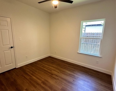 2216 Langford Street - Photo Thumbnail 8