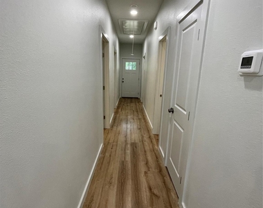 524 W Florence Street - Photo Thumbnail 5