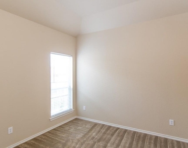 1407 Piedmont Drive - Photo Thumbnail 5