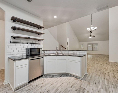 1816 Castle Creek Drive - Photo Thumbnail 10
