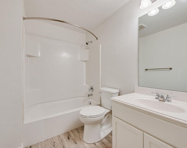1816 Castle Creek Drive - Photo Thumbnail 13