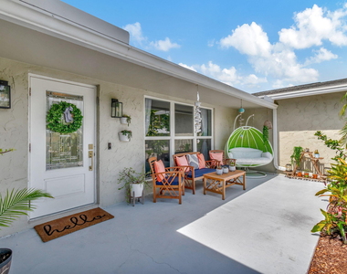 1066 Sw 25th Way - Photo Thumbnail 2