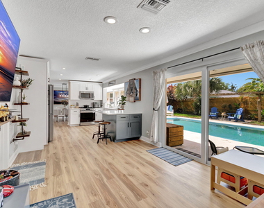 1066 Sw 25th Way - Photo Thumbnail 10