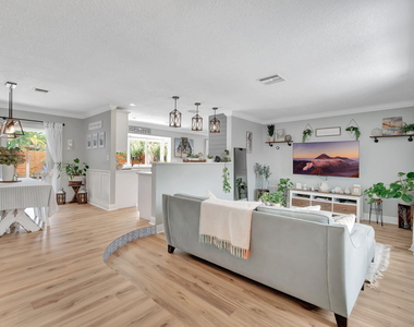 1066 Sw 25th Way - Photo Thumbnail 3