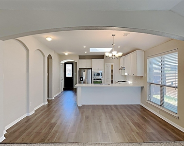 1025 Prairie Heights Drive - Photo Thumbnail 2
