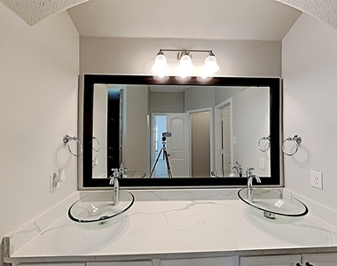 1025 Prairie Heights Drive - Photo Thumbnail 13