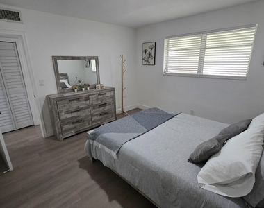 704 Ne 8th Street - Photo Thumbnail 5