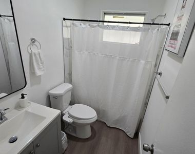 704 Ne 8th Street - Photo Thumbnail 6