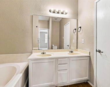 2833 Wakecrest Drive - Photo Thumbnail 11