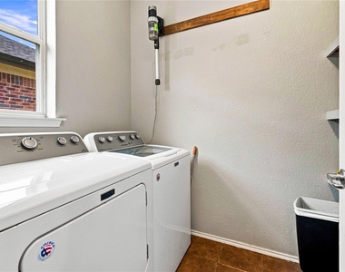 2833 Wakecrest Drive - Photo Thumbnail 9