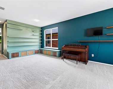 2833 Wakecrest Drive - Photo Thumbnail 2