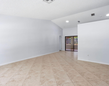 2171 Nw 76th Avenue - Photo Thumbnail 6