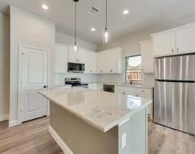721 N Jefferson Street - Photo Thumbnail 2