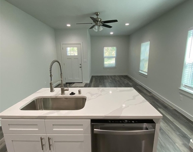 505 W Walker Street - Photo Thumbnail 2