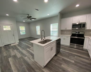 505 W Walker Street - Photo Thumbnail 1