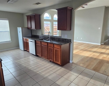325 Meadow View Lane - Photo Thumbnail 6