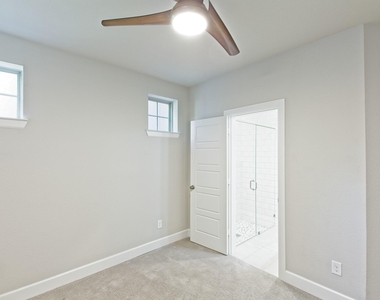 5319 Holland Avenue - Photo Thumbnail 6