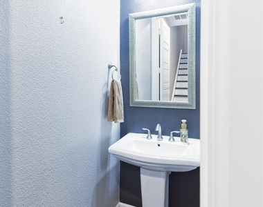 5319 Holland Avenue - Photo Thumbnail 21