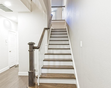 5319 Holland Avenue - Photo Thumbnail 3