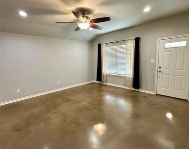 134 Dennis Drive - Photo Thumbnail 4
