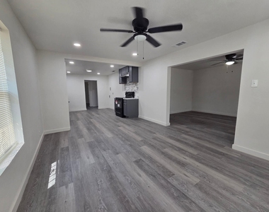 2835 Oakdale Street - Photo Thumbnail 2