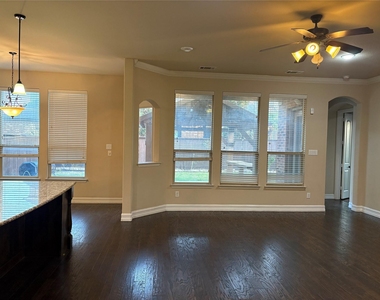 2530 Broadway Drive - Photo Thumbnail 2