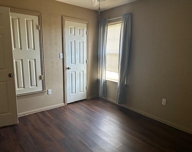 103 S Morrow Street - Photo Thumbnail 3