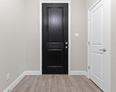 1029 Greencove Drive - Photo Thumbnail 7