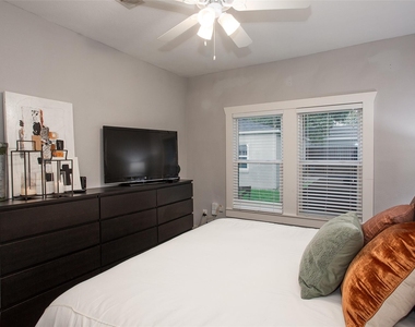 4826 Pershing Avenue - Photo Thumbnail 20