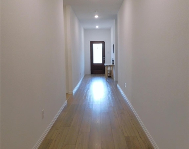 3500 Kingsview Drive - Photo Thumbnail 2