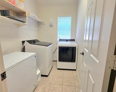 207 Julian Drive - Photo Thumbnail 9