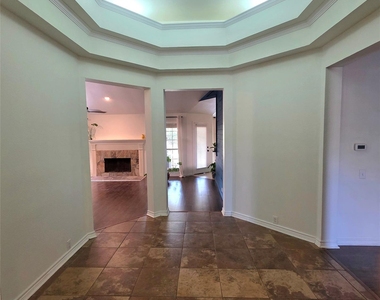 207 Julian Drive - Photo Thumbnail 2