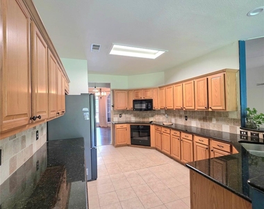 207 Julian Drive - Photo Thumbnail 7