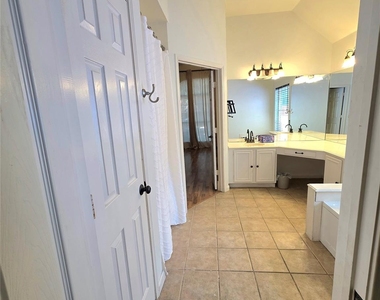207 Julian Drive - Photo Thumbnail 18