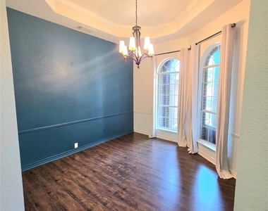 207 Julian Drive - Photo Thumbnail 4