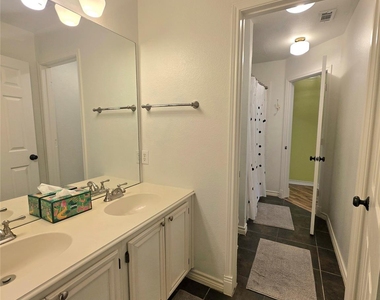 207 Julian Drive - Photo Thumbnail 12