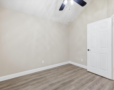 2909 Menlo Park Lane - Photo Thumbnail 20
